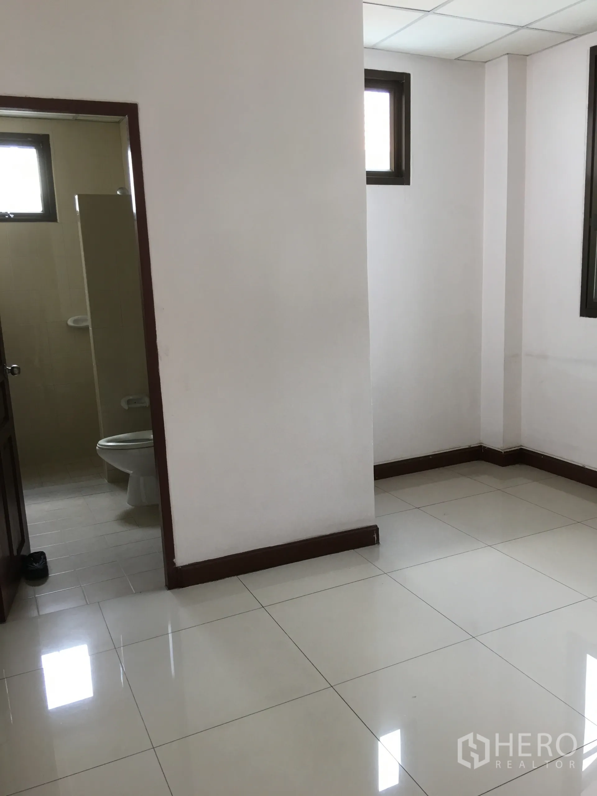 联排别墅 出租在Khlong Toei, Bangkok - 卧室一角，通往套内卫浴的门及小窗