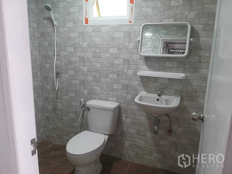 คลังสินค้า ให้เช่าในBang Khun Thian, Bangkok - ห้องน้ำปูกระเบื้องพร้อมโถสุขภัณฑ์ อ่างล้างมือ และฝักบัว