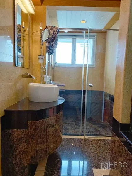公寓 出租在Watthana, Bangkok - 浴室台盆与通透玻璃淋浴间，带窗采光充足。