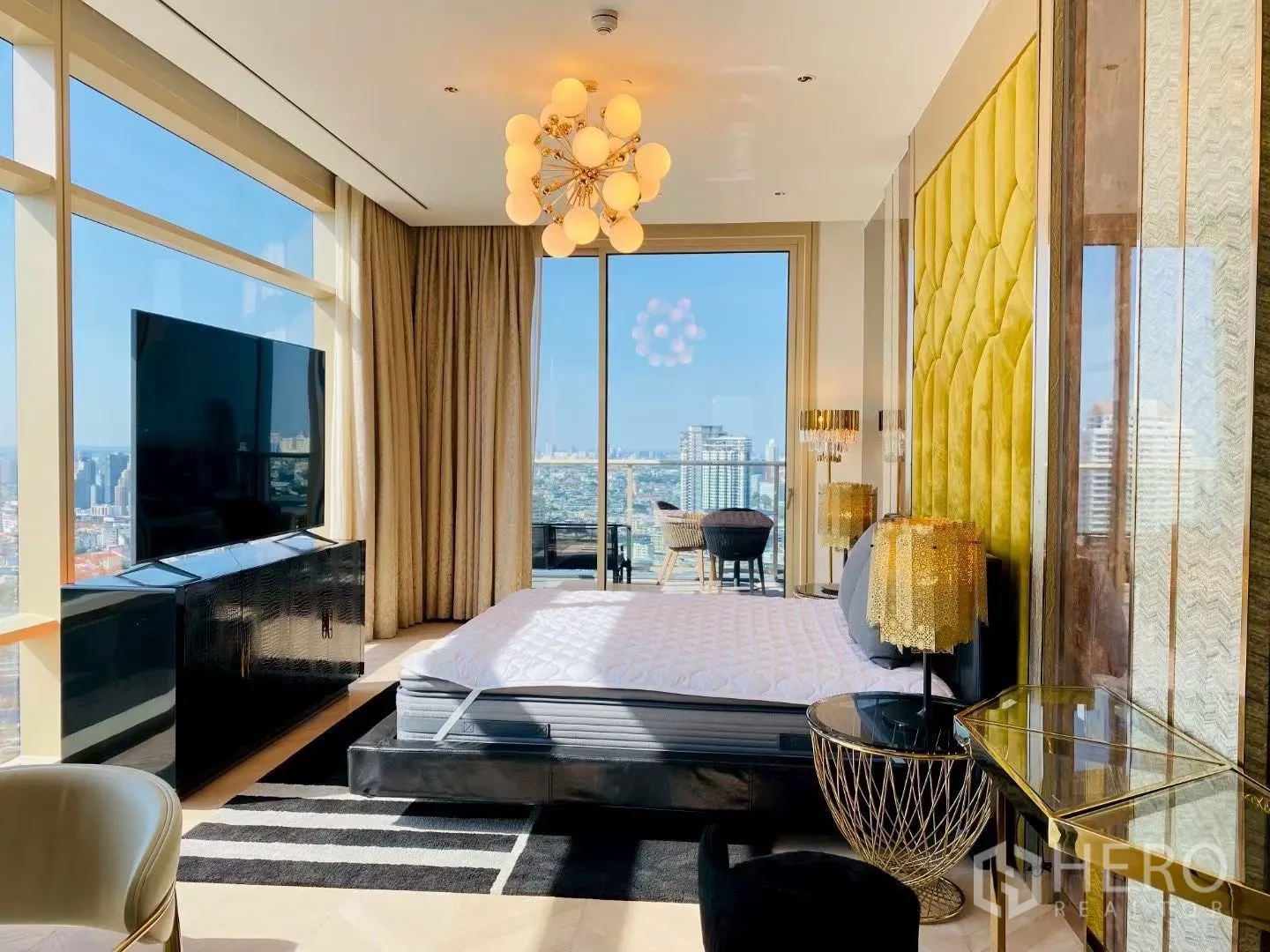 คอนโด for rent in Sathon, Bangkok - ห้องนอนมาสเตอร์พร้อมหน้าต่างบานใหญ่ วิวเมือง ผนังหัวเตียงเด่น และระเบียงนั่งเล่น