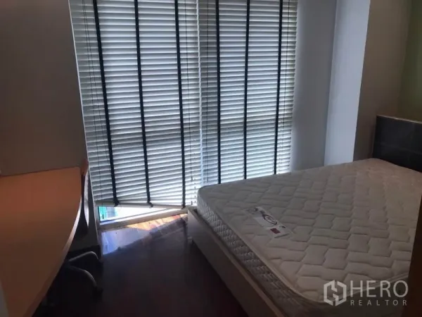 คอนโด ให้เช่าในWatthana, Bangkok - ห้องนอนขนาดกะทัดรัด มีที่นอน โต๊ะทำงาน และม่านบังตาบานใหญ่