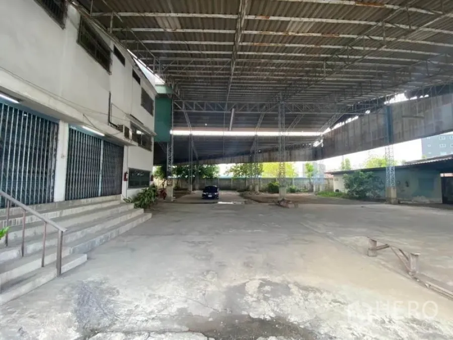 Warehouse for rent in Suan Luang, Bangkok - Covered warehouse yard with steel roof, loading steps and gated bays in Suan Luang.