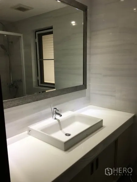公寓 出租在Watthana, Bangkok - 明亮次卧，花卉床品与可通阳台的推拉玻璃门