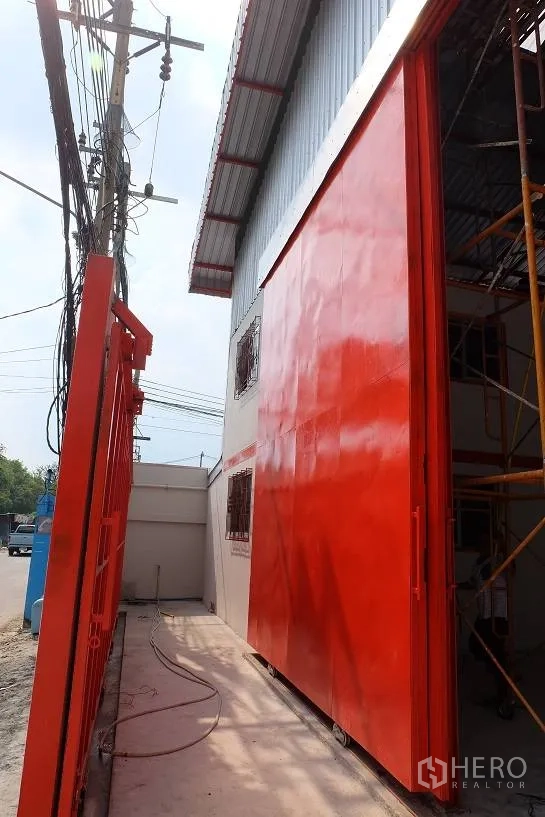 仓库 for rent in Bang Phli, Samut Prakan - 长景视角，屋架与开放地面清晰可见。