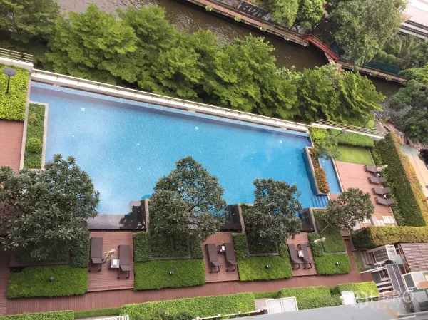 公寓 出租在Ratchathewi, Bangkok - 鸟瞰小区沿河长泳池与景观日光露台与花园。