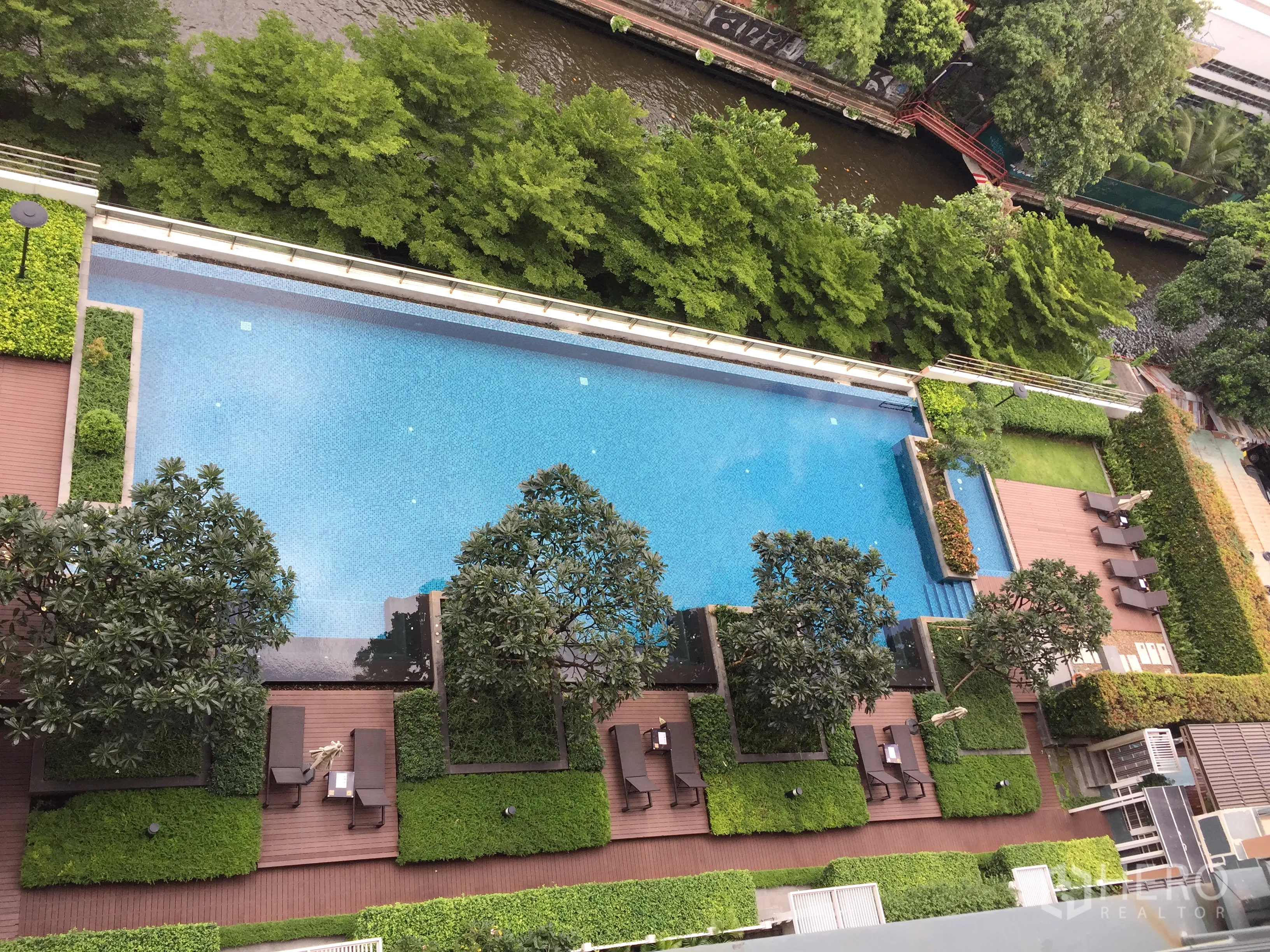 公寓 出租在Ratchathewi, Bangkok - 鸟瞰小区沿河长泳池与景观日光露台与花园。