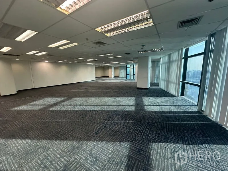 办公空间 出租在Watthana, Bangkok - 宽阔开放式楼层，多扇高窗配百叶帘。