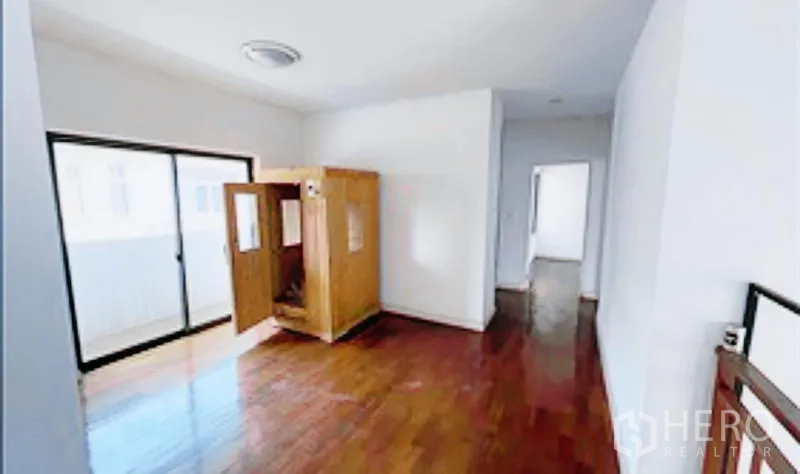 独立式住宅 出售在Khan Na Yao, Bangkok - 二层走廊，亮木地板，带阳台出入口与独立桑拿房