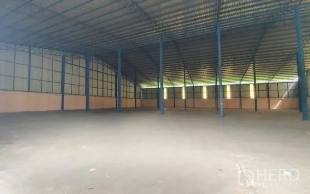 货栈 出租在Chaloem Phra Kiat, Nakhon Ratchasima - 大跨度存储大厅，混凝土地面与透光板采光。