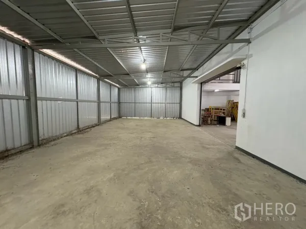 Warehouse for rent in Bang Na, Bangkok - Metal-clad annex with lighting and a wide floor area.