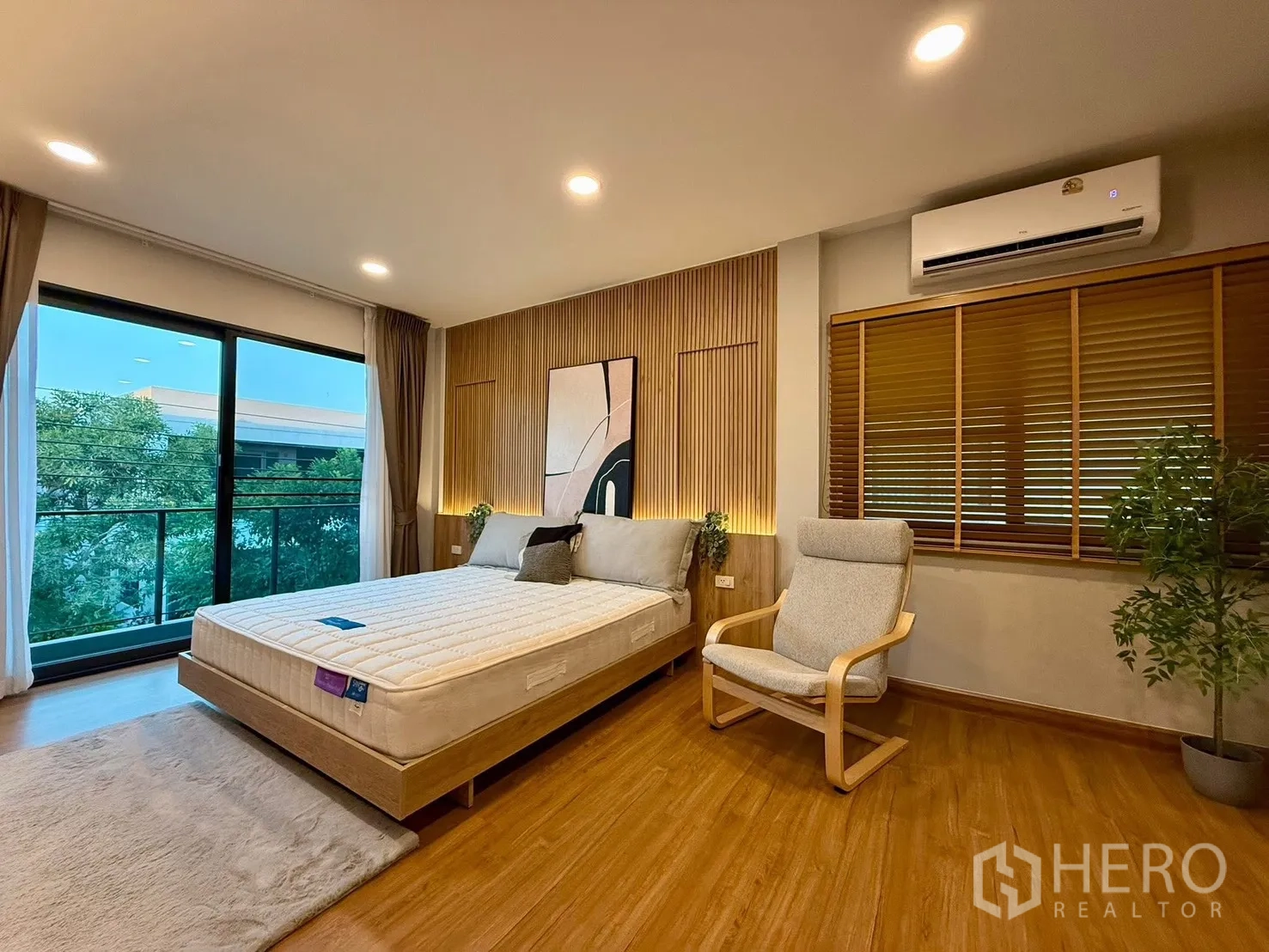Detached House for rent in Bang Phli, Samut Prakan - Master bedroom with balcony access via sliding glass doors and AC.