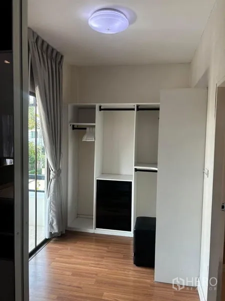 独立式住宅 出租在Bang Phli, Samut Prakan - 衣帽区设开放式衣柜，推拉门通往阳台