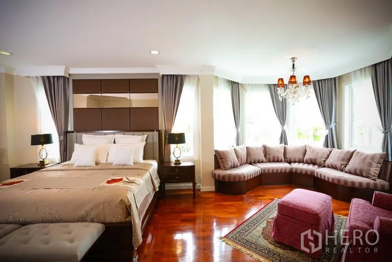 บ้าน ให้เช่าในBang Na, Bangkok - สวีทมาสเตอร์กว้าง พร้อมโซฟามุม โคมระย้า และหน้าต่างรอบด้าน