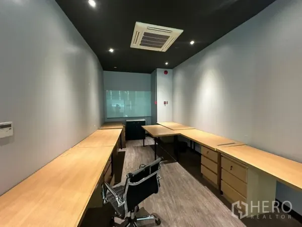 办公空间 出租 - 狭长型精装办公室，配多组工位与抽屉储物，嵌入式照明与吊顶空调。