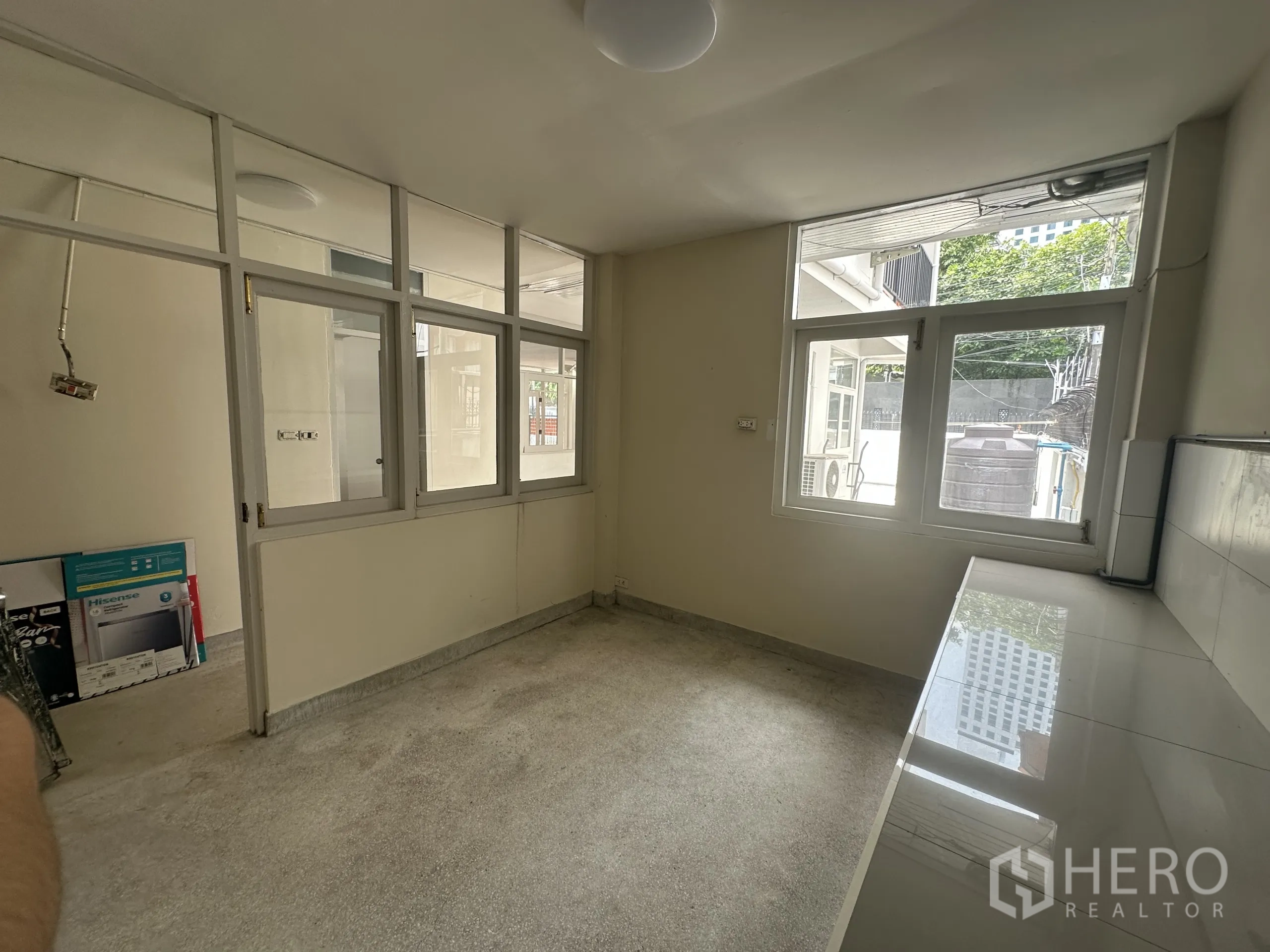 带办公室的家 出租在Watthana, Bangkok - 带窗户与操作台的茶水间，可放置电器设备。