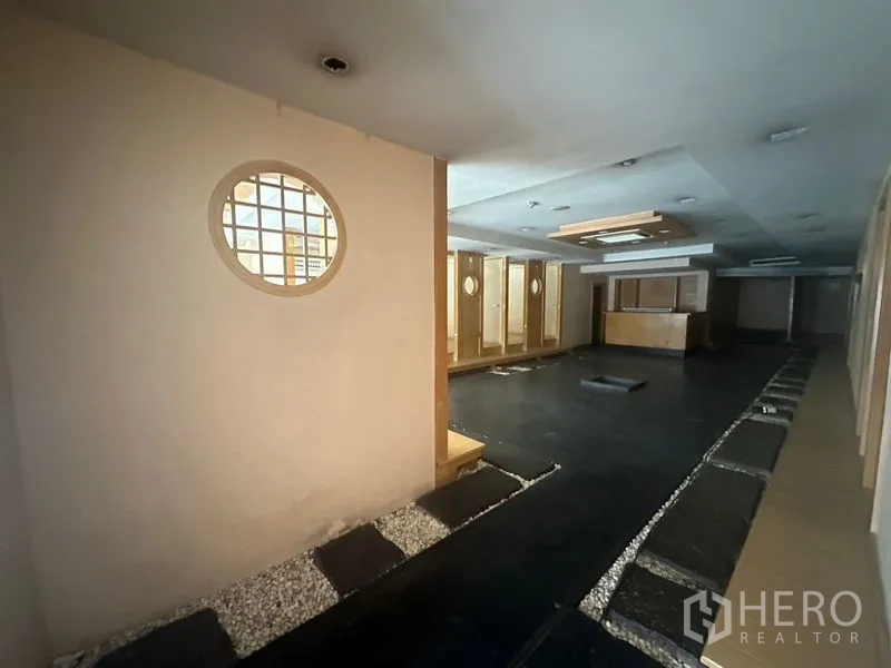 零售空间 出租在Bang Rak, Bangkok - 挑高大堂，玻璃幕墙与抛光地面