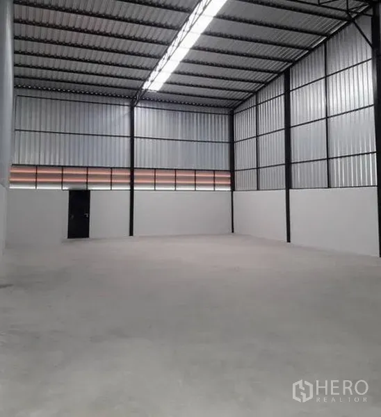 Warehouse for rent in Lam Luk Ka, Pathum Thani - High-ceiling warehouse interior with steel frame walls, clerestory windows and a smooth concrete floor.