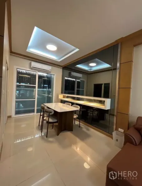 联排别墅 出租在Wang Thonglang, Bangkok - 餐区配大理石餐桌、镜面墙与灯槽天花