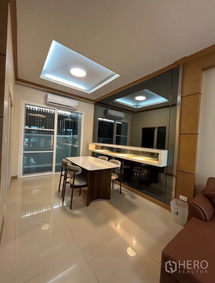 联排别墅 出租在Wang Thonglang, Bangkok - 餐区配大理石餐桌、镜面墙与灯槽天花