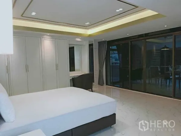 คอนโด for ในWatthana, Bangkok - ห้องนอนมีตู้เสื้อผ้าบิวท์อินและประตูกระจกสไลด์ออกระเบียง