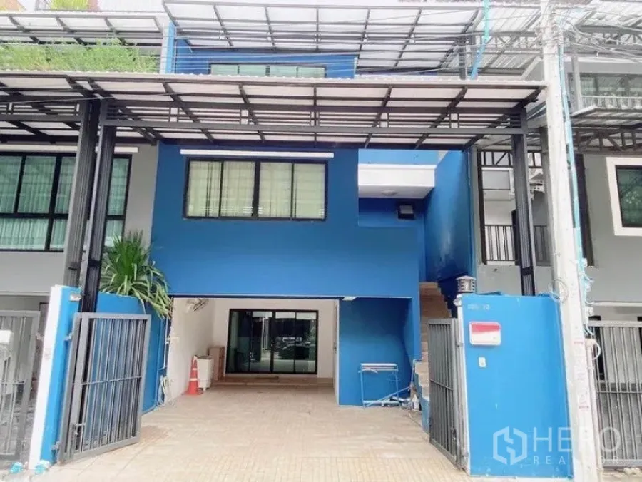联排别墅 出租在Wang Thonglang, Bangkok - 曼谷Wang Thonglang蓝色多层联排别墅外观，带大门与有顶车位。