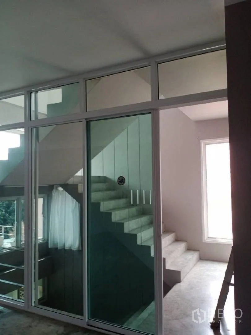 带办公室的家 for rent in Huai Khwang, Bangkok - 玻璃隔断与推拉门，可见室内混凝土楼梯。