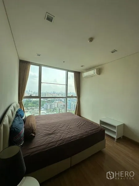 公寓 出售在Watthana, Bangkok - 舒适卧室，双人床、空调与落地窗城市景观。