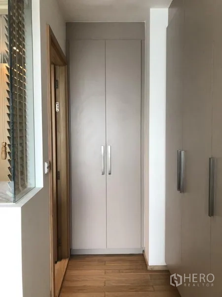 公寓 出租在Khlong Toei, Bangkok - 走廊配置嵌入式衣柜与收纳柜，色调素雅。