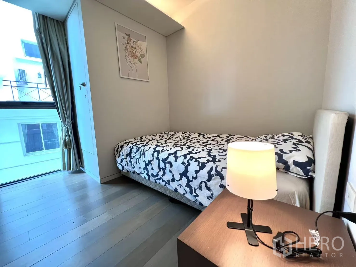 公寓 出售在Watthana, Bangkok - 明亮的次卧，单人床与床头灯，落地窗采光。