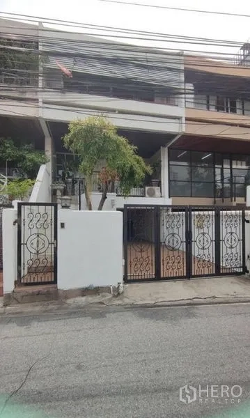 สำนักงานที่บ้าน ให้เช่าในWatthana, Bangkok - มุมมองหน้าบ้านสไตล์ทาวน์เฮาส์พร้อมรั้วเหล็ก