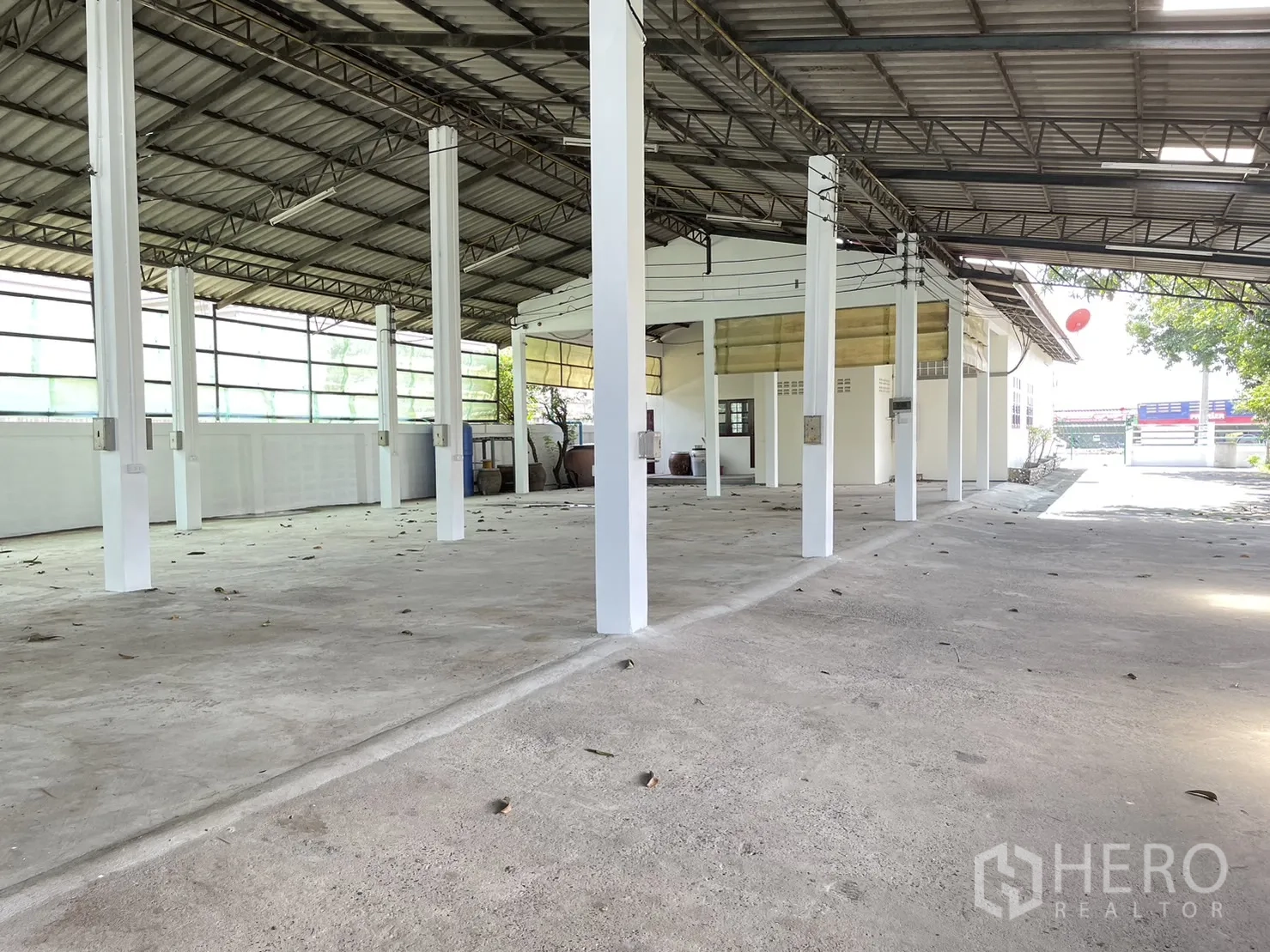 工厂 出租或出售在Pathum Thani - 开阔生产大厅，钢桁架屋顶与混凝土地面。
