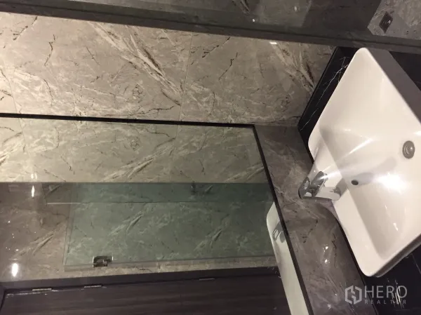 公寓 出售在Watthana, Bangkok - 大理石墙面浴室，玻璃淋浴间与现代台盆
