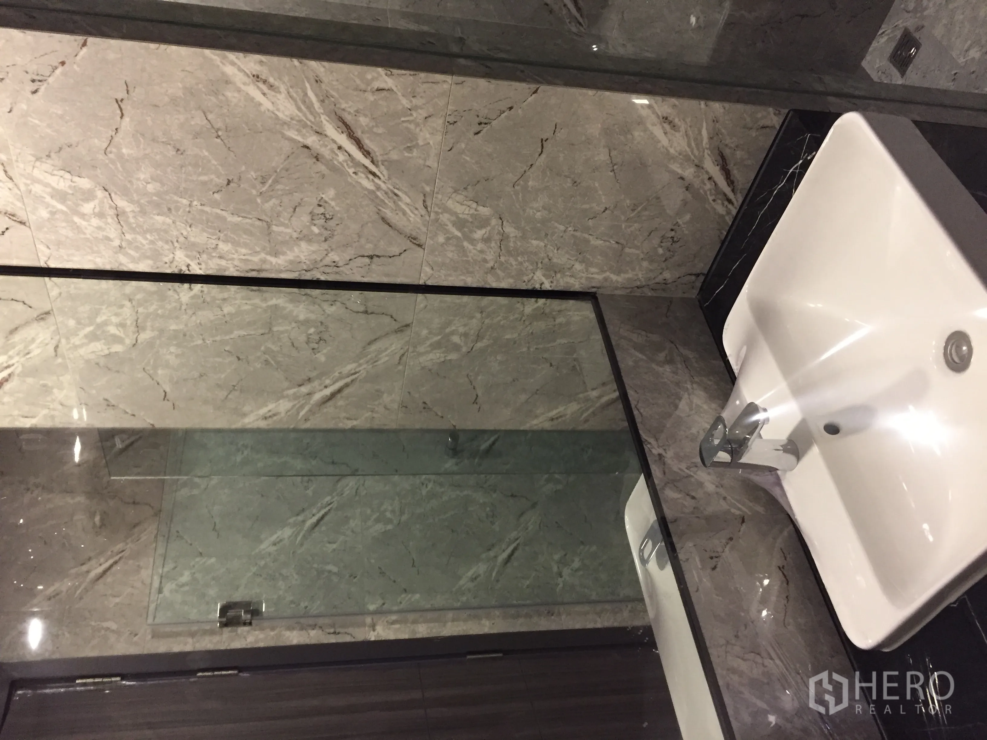 公寓 出售在Watthana, Bangkok - 大理石墙面浴室，玻璃淋浴间与现代台盆