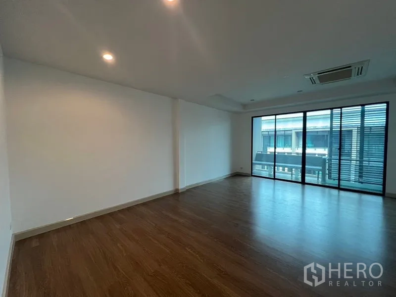 联排别墅 出租或出售在Khlong Toei, Bangkok - 宽敞主卧，整面推拉门通往阳台。
