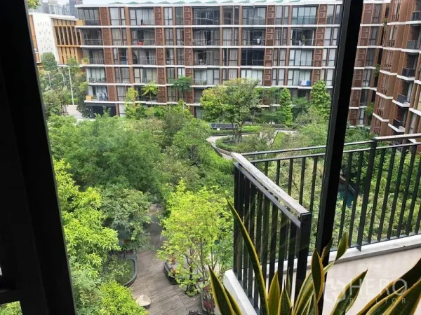 公寓 出租在Watthana, Bangkok - 阳台俯瞰园林景观和低层公寓楼。