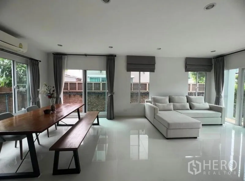 บ้าน ให้เช่าในSuan Luang, Bangkok - พื้นที่นั่งเล่น–ทานอาหารแบบโอเพนพร้อมหน้าต่างรอบด้าน พื้นกระเบื้องเงา