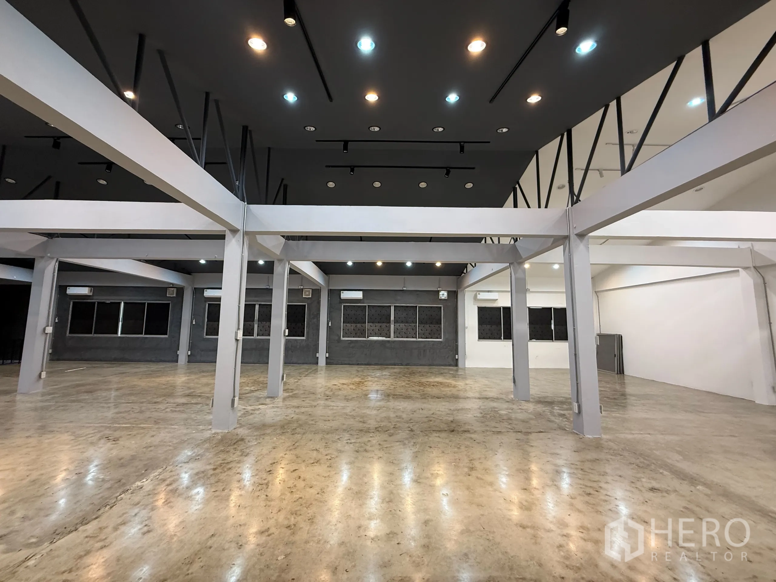 办公空间 出租在Wang Thonglang, Bangkok - 宽大的工作室式楼层，外露桁架与射灯。