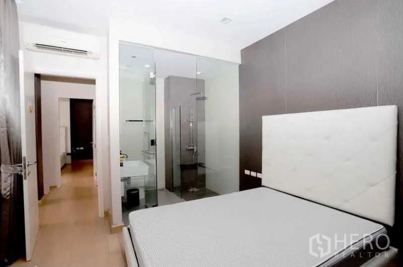 公寓 出租在Khlong San, Bangkok - 卧室内带玻璃隔断的套间浴室与淋浴区