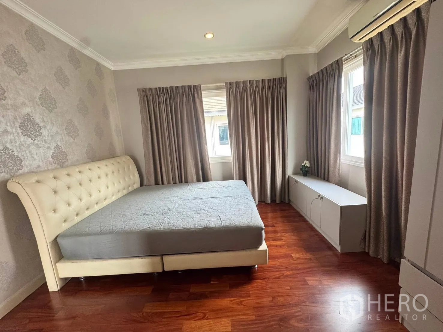 บ้าน ให้เช่าในPrawet, Bangkok - ห้องนอนรอง เตียงหุ้มหนัง วอลเปเปอร์ และพื้นไม้