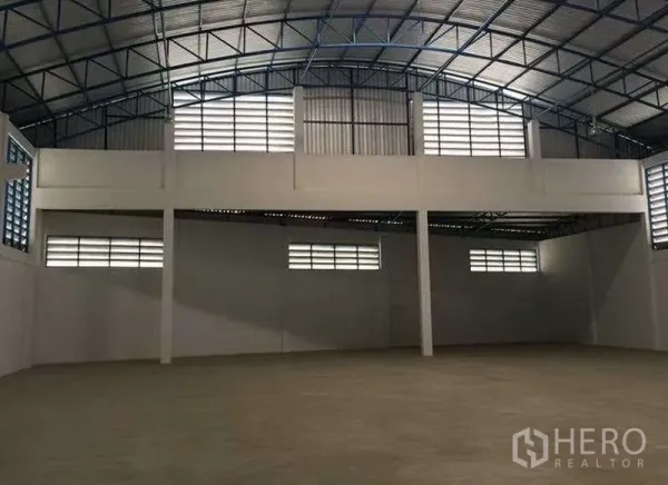 Warehouse for rent in Bang Bo, Samut Prakan - Spacious warehouse hall with a high arched steel roof, ventilation panels and open clear-span floor.