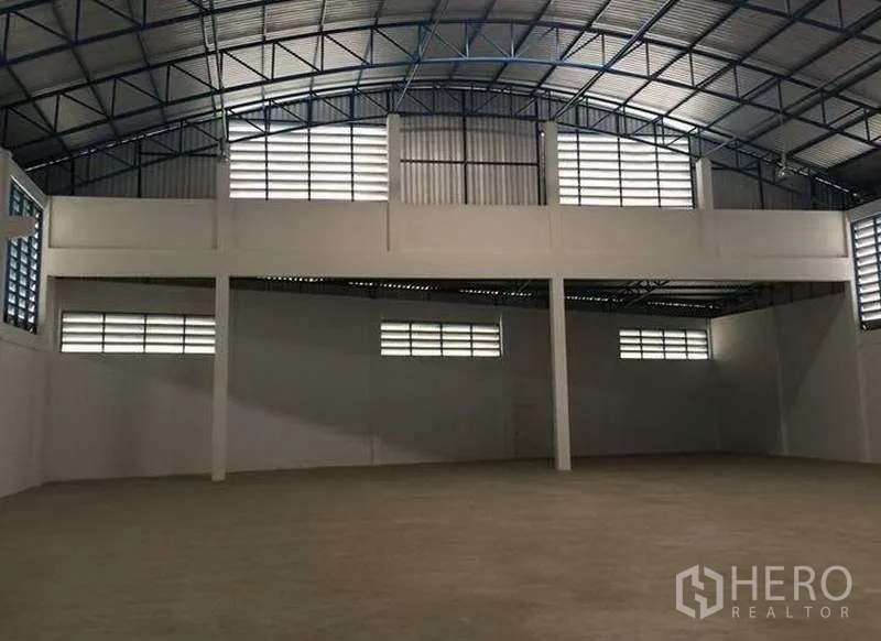 Warehouse for rent in Bang Bo, Samut Prakan - Spacious warehouse hall with a high arched steel roof, ventilation panels and open clear-span floor.