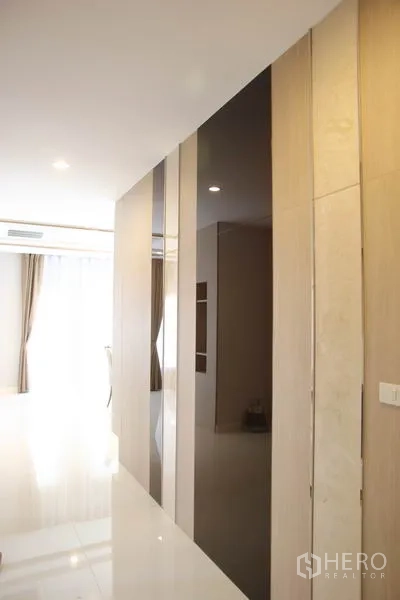 บ้าน ให้เช่าในBang Na, Bangkok - โถงทางเดินดีไซน์โมเดิร์น ผนังไฮกลอส ไฟดาวน์ไลท์ และผ้าม่านหน้าต่างบานใหญ่