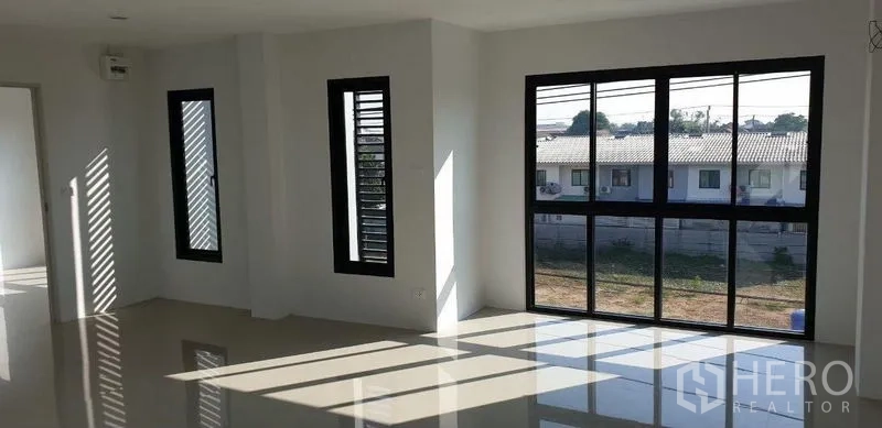 工厂 出租在Lam Luk Ka, Pathum Thani - 工厂正立面，双开口设计与安全庭院大门