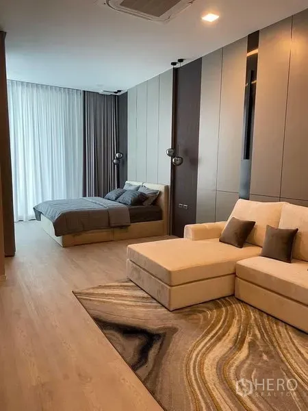 Detached House for rent - Spacious master suite with bed, lounge sofa, wood floors and floor-to-ceiling curtains.