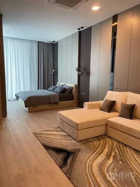 Detached House for rent - Spacious master suite with bed, lounge sofa, wood floors and floor-to-ceiling curtains.