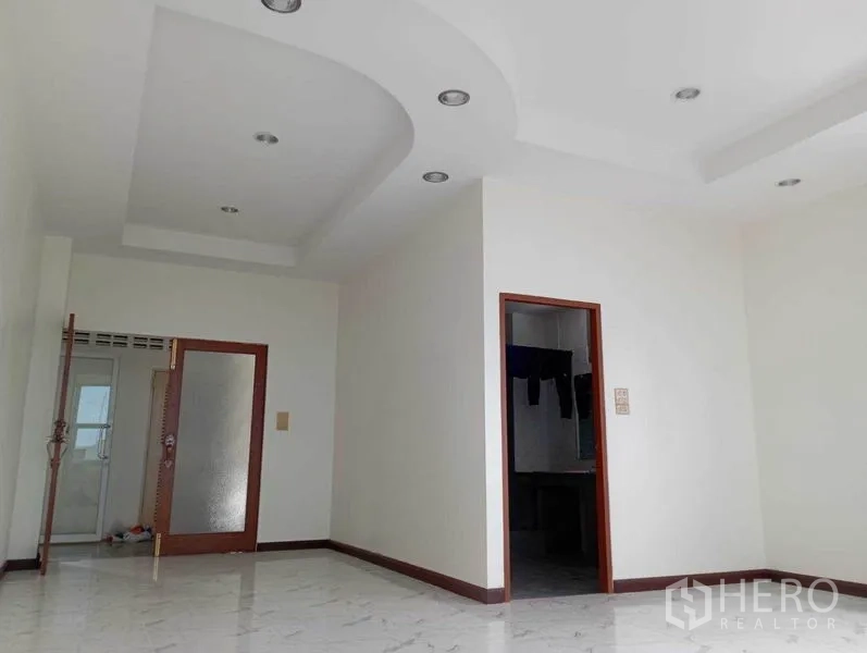 Office Space for rent in Khlong Toei, Bangkok - Bright office room with decorative false ceiling, recessed downlights and glossy tile floors.