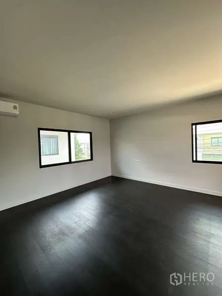 Detached House for sale in Lam Luk Ka, Pathum Thani - Another angle of a large upstairs bedroom with windows.