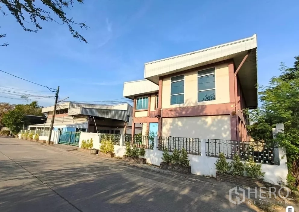 คลังสินค้า ให้เช่าหรือขายในMin Buri, Bangkok - โกดังสองชั้นพร้อมออฟฟิศด้านหน้า ติดถนน มีกำแพงและประตูรั้ว ทางเข้า-ออกกว้าง ในย่านมีนบุรี