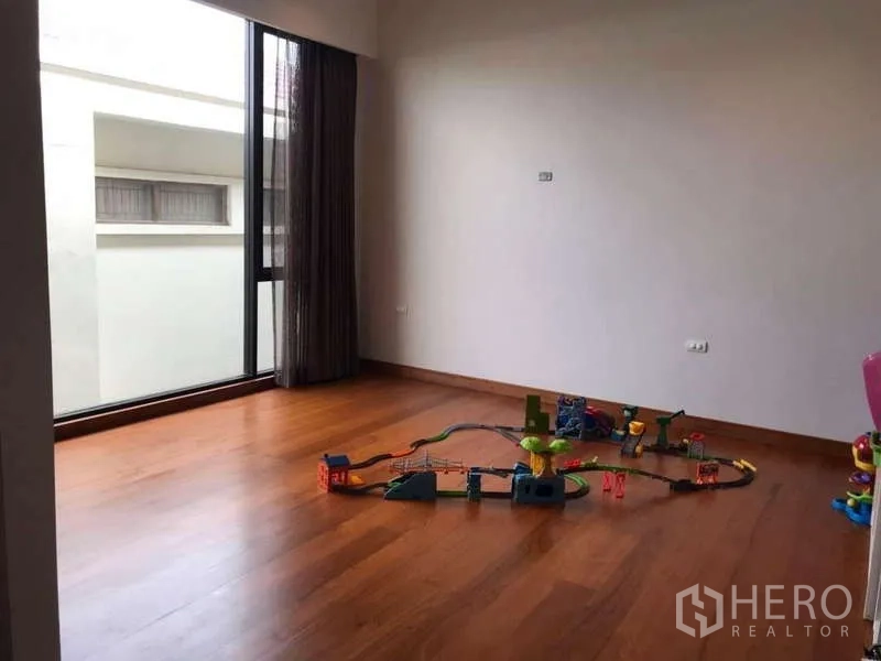 Detached House for rent in Bang Phli, Samut Prakan - Large bedroom or playroom with wood floor and sliding glass door