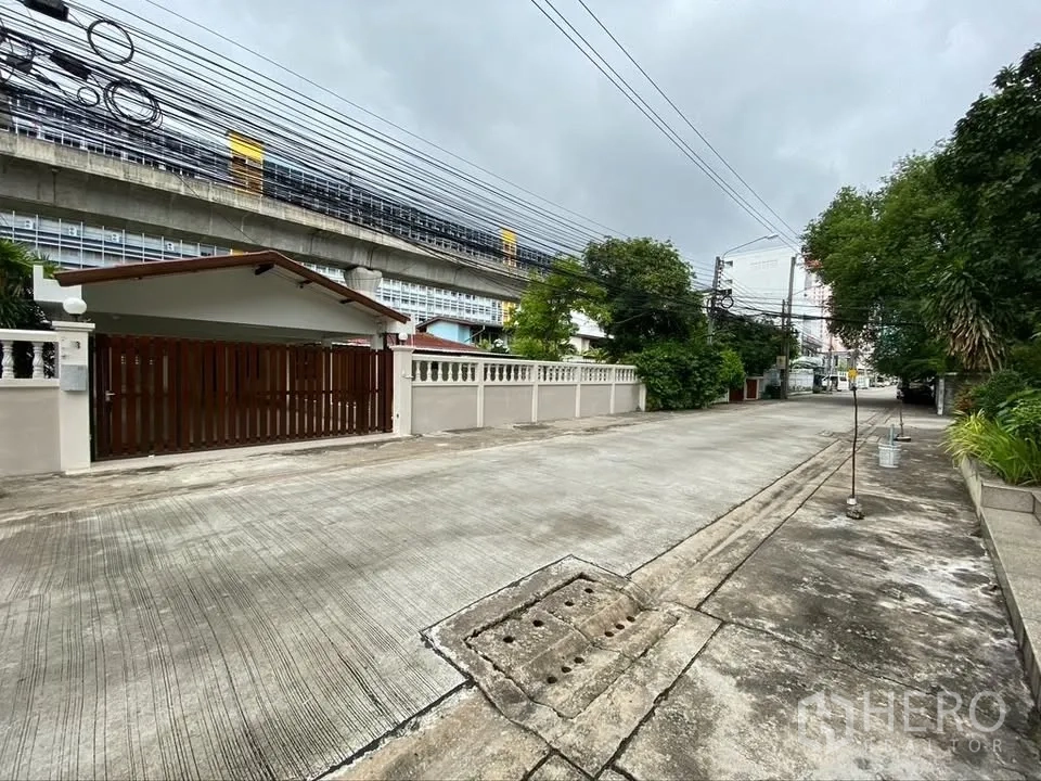 Detached House for rent in Suan Luang, Bangkok - Quiet residential street with the house’s front gate and boundary wall.